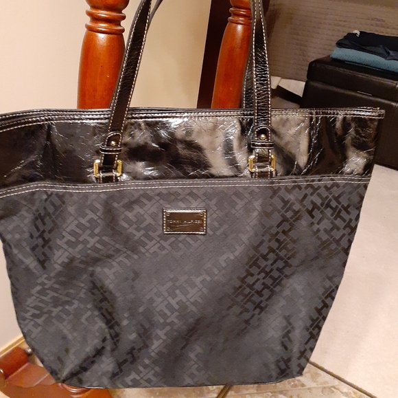 Tommy Hilfiger Tote - Picture 2 of 8